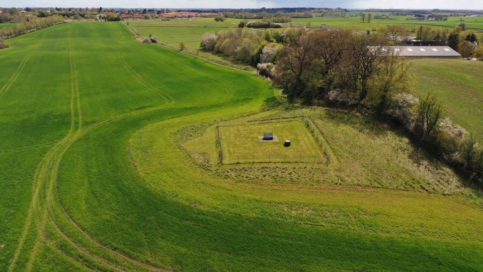 Foto af landmænd der sprøjter gift hen over og rundt om drikkevandsboringer. Foto: Jan Henningsen