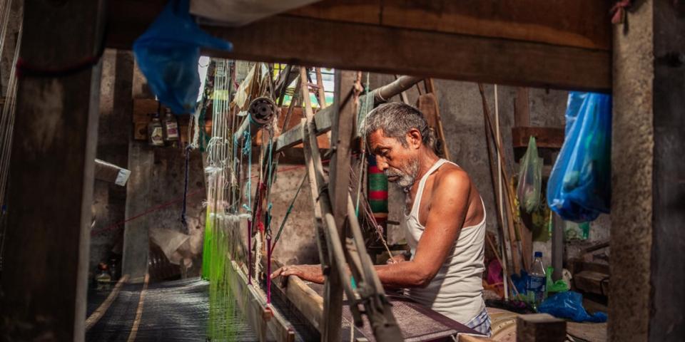 Håndvæver i Chirala, en lille by i Bapatla-distriktet i staten Andhra Pradesh i Indien. 